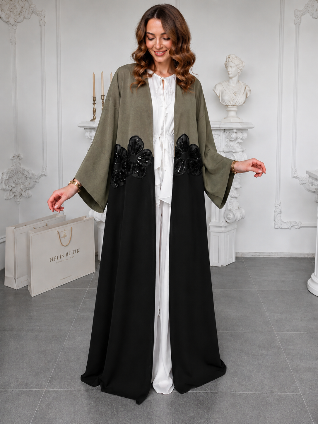 Abaya kimono bicolore kaki et noir avec appliqués floraux en sequins