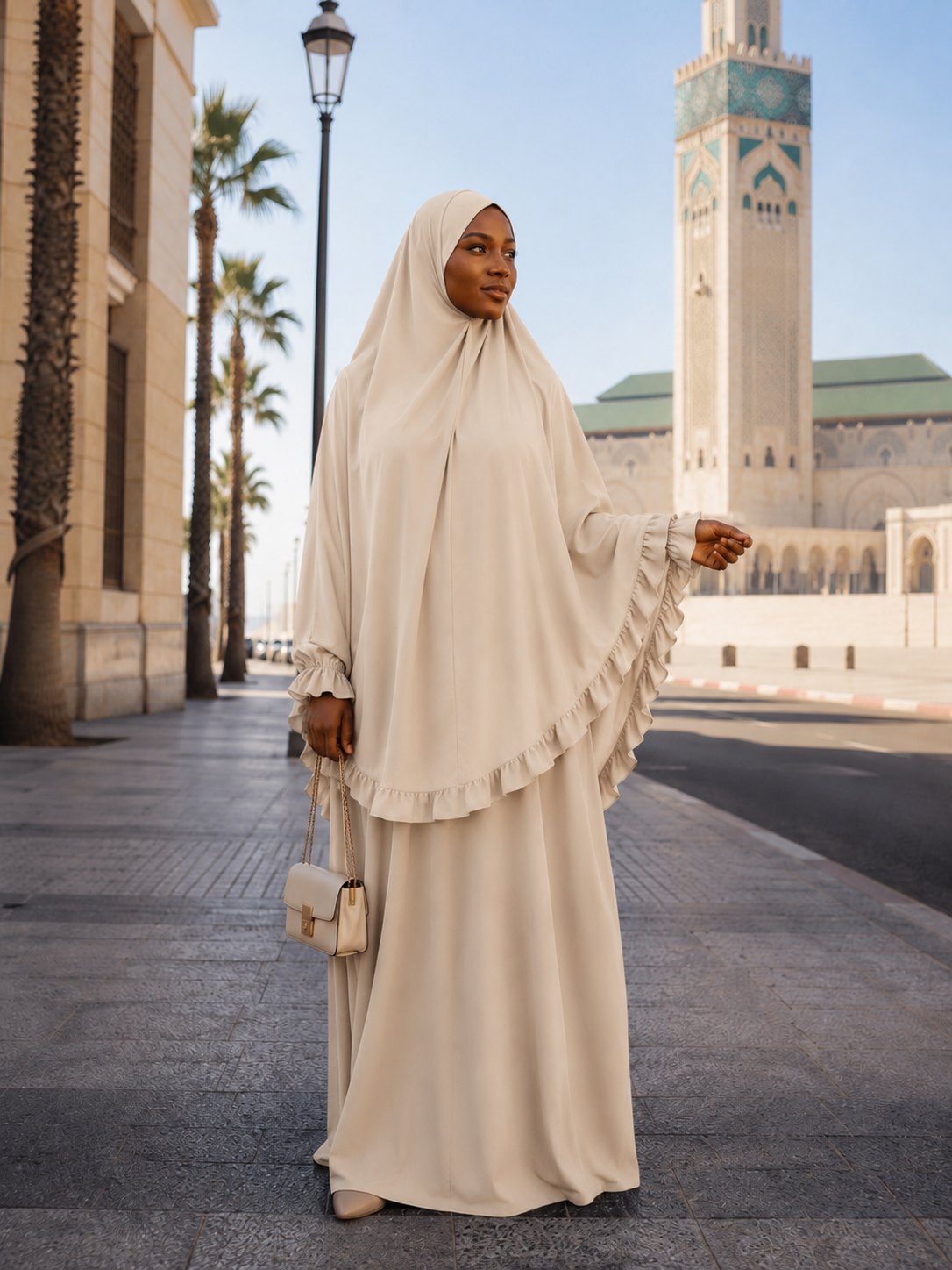 Jilbeb 2 pièces beige sable khimar volanté et jupe longue devant la mosquée Hassan II